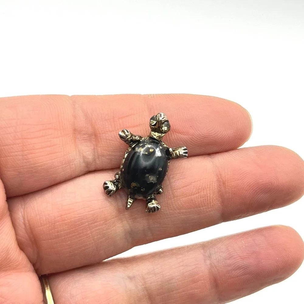 Vintage Turtle Tie Tack Lapel Pin Gold Tone Black Gold‎ Fleck Cabochon Shell